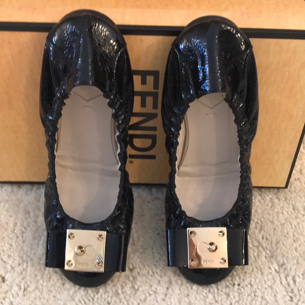 Fendi size 6 black patent leather ballet flats
